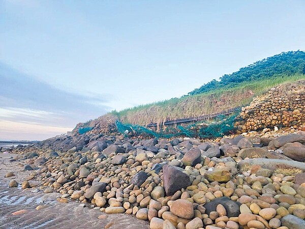 新北市淡水垃圾掩埋場關閉後,早期堆積的垃圾仍未清除,隨著近期石籠護岸出現多處坍方,居民擔憂垃圾將隨潮汐進入海洋,圖為淡水垃圾掩埋場臨海側護岸現況。(新北市議員鄭宇恩提供/張鎧乙新北傳真)