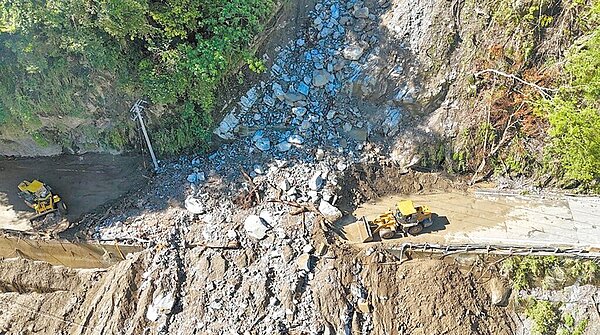 中橫公路台8線寧安橋西端,6月底發生坍方,現已經修復,但中橫沿途路況仍不穩。(公路局提供/王志偉花蓮傳真)