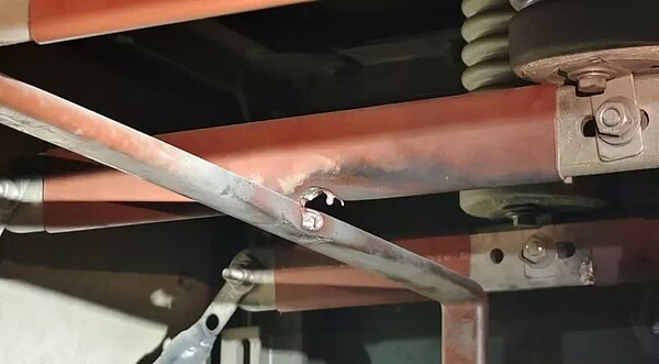 新北市汐止區5日傍晚5點53分突然停電,造成樟樹二路、樟樹一路、工建路、山光里等一帶共4212戶停電,台電解釋,此次為電力保險絲座及電源側匯流排等設備燒毀。圖/台電提供