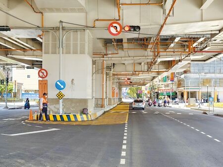 捷運岡山車站前台一線北上道路，部分路口畫上禁止左轉標示，地方鄉親希望能評估開放，提升便利度。（任義宇攝）
