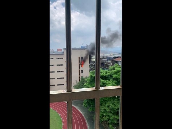 新北市鶯歌建國國小陶藝教室6日中午起火,新北消防馳援灌救。圖/記者爆料網