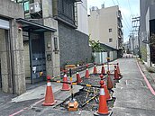 高雄鳳山福誠里路面凹陷　一挖...自來水管破漏地底全掏空