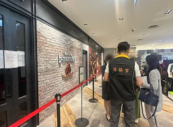 台北市法務局消保官潘宏政與體育局到門市稽查。圖/台北市法務局提供