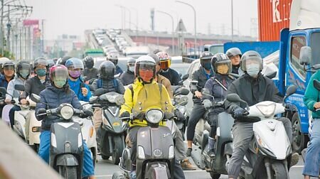 科學園區創造破兆營收,但開發造成的塞車、房地產飆漲等問題,讓在地居民的痛苦指數居高不下。圖為南科園區上下班時間交通打結問題難解。(寶智華攝)