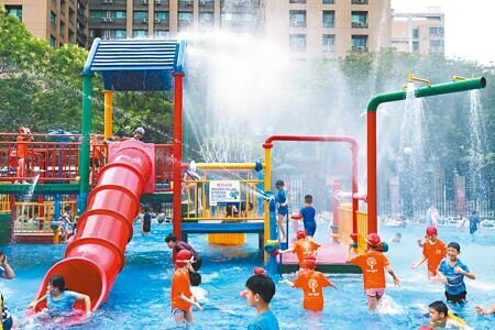 氣象署表示,小暑至大暑天氣高溫炎熱。今起水氣增,天氣不穩,各地直至9日午後雨勢明顯,尤其中南部山區可能出現短延時豪雨。(實習攝影記者劉偉宏攝)