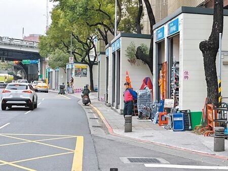 五金行一條街中繼點空間狹小，商家將部分物品堆放至人行道上，引發民眾抱怨。（丁上程攝）