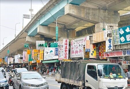 五金行一條街就在萬華環河南路一段，每一間五金行都堆滿各式零件。（丁上程攝）