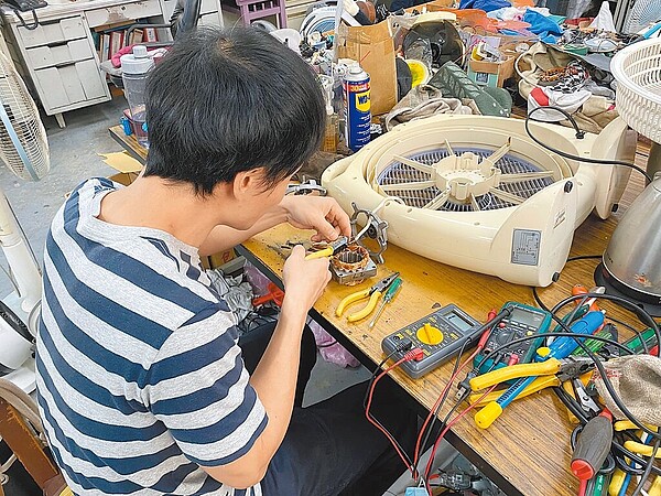 台中市環保局「家電診所」成立至今已修復2萬7717件家電,修復率約84.16%,不少民眾家有陪伴多年的電器都會送來,師傅也會盡力協助修繕。圖/中市府提供、潘虹恩台中傳真