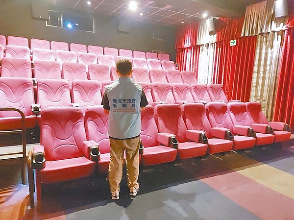 新北市新聞局會同市府各機關辦理電影院聯合稽查,稽查全市17家電影院。圖/新北市新聞局提供、柯毓庭新北傳真