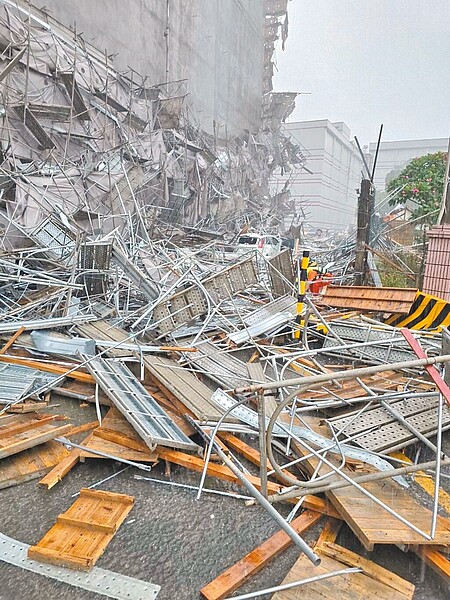 雲林縣斗六市福懋科技公司6日發生鷹架倒塌意外，造成2人死亡、3人受傷。圖／民眾提供、張朝欣雲林傳真