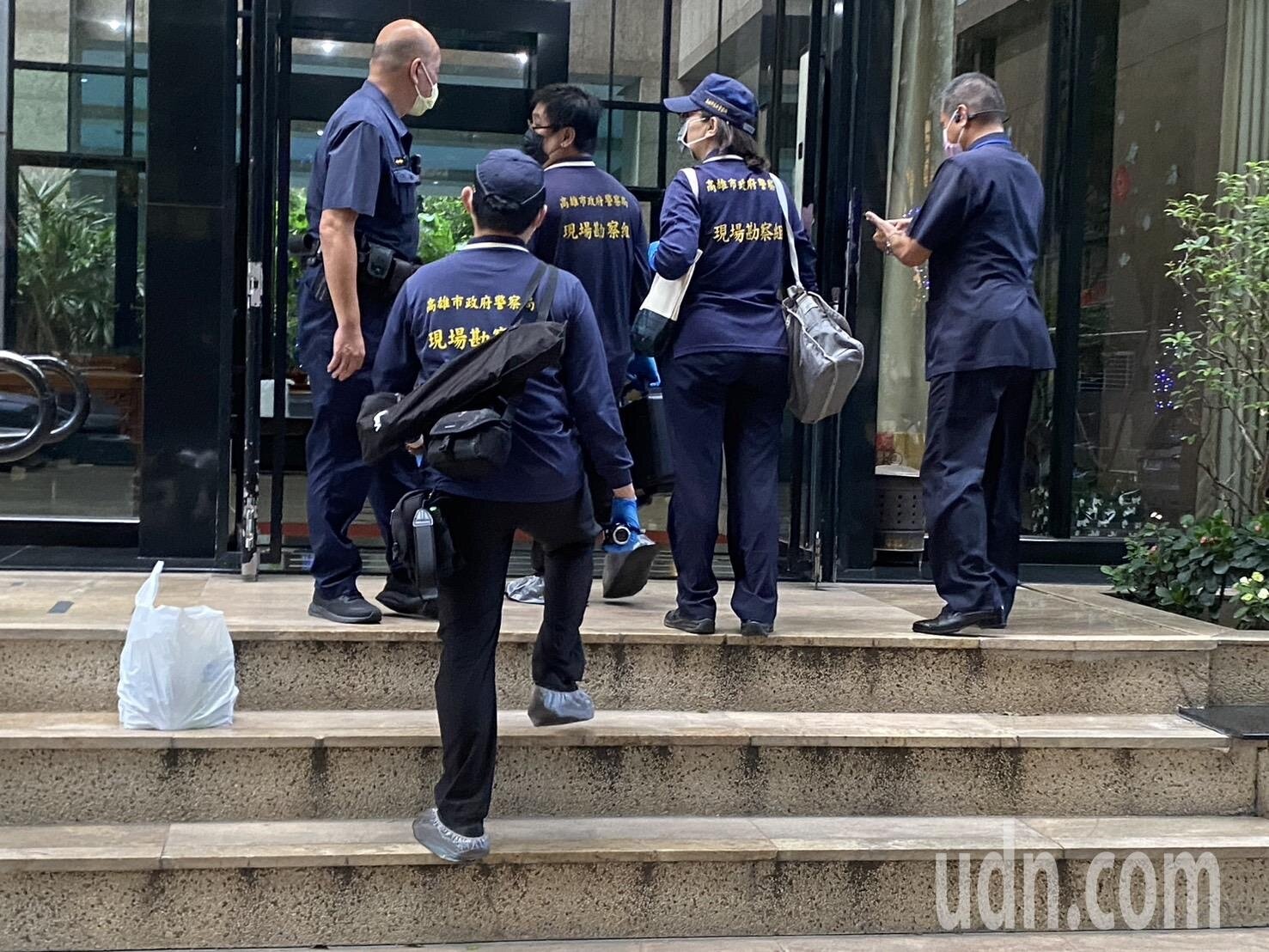 高雄市美術館特區社區大樓傳凶殺命案,警方趕赴勘查案發現場。記者石秀華/攝影