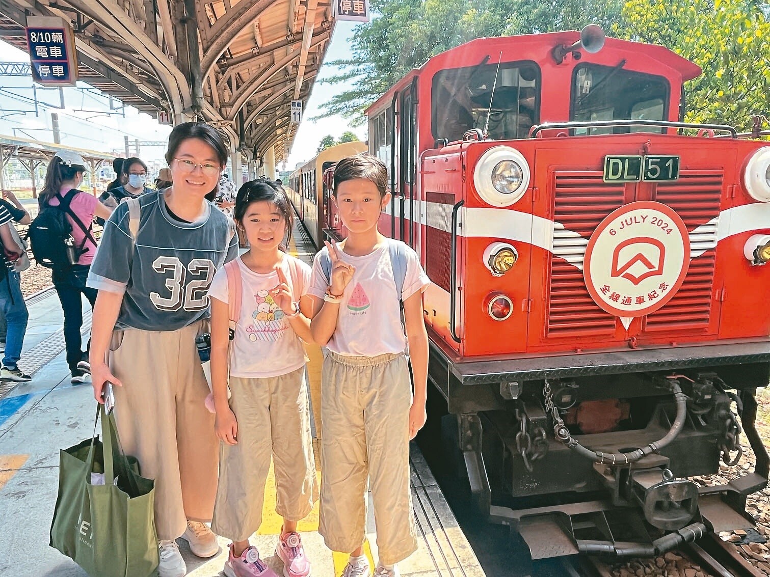 阿里山林鐵昨天恢復全線通車，適逢暑假吸引了許多親子遊客搶搭首航列車。記者黃于凡／攝影 