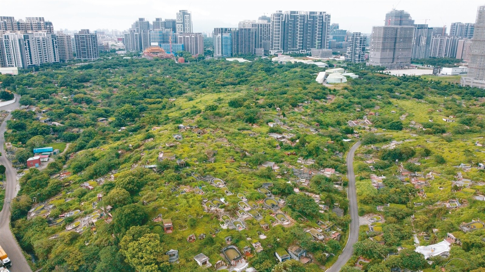 海峽交流基金會董事長、桃園前市長鄭文燦昨捲入桃園土地重劃收賄案，該筆土地位於桃園龜山區華亞科技園區旁，地上墳墓眾多，地價相對便宜，若能變更成功身價將翻漲。記者許正宏／攝影 