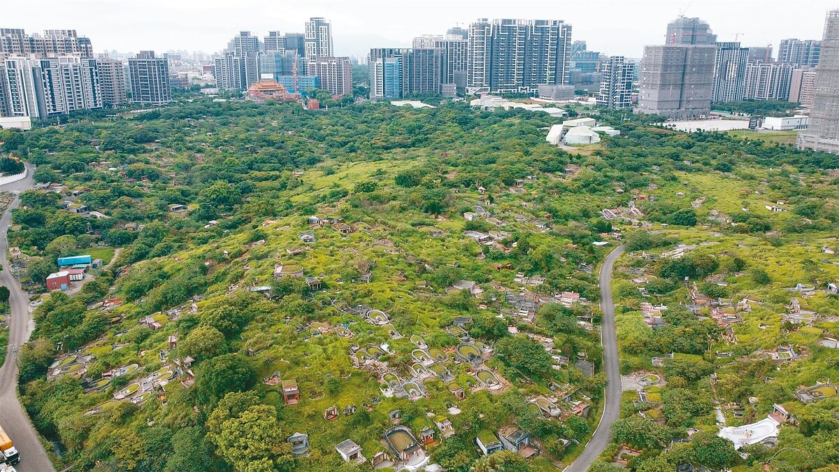 海峽交流基金會董事長、桃園前市長鄭文燦昨捲入桃園土地重劃收賄案，該筆土地位於桃園龜山區華亞科技園區旁，地上墳墓眾多，地價相對便宜，若能變更成功身價將翻漲。記者許正宏／攝影 