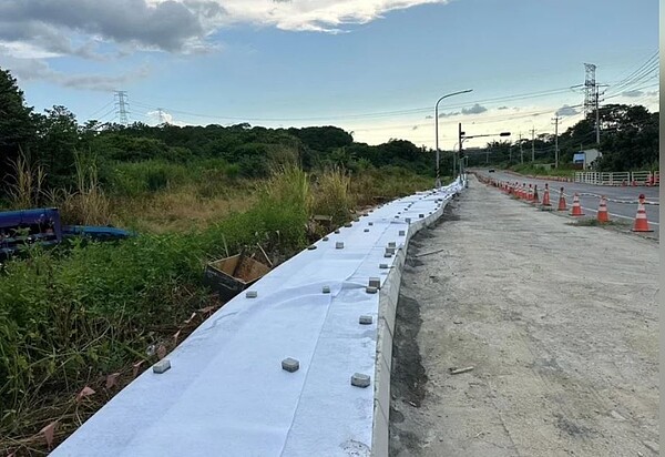 台南市172線道路辦理拓寬中,原8月完工將再展延半年,圖為現場施工情形。圖 /台南市政府提供