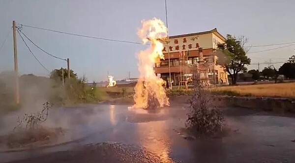 屏東縣萬丹泥火山6日深夜又再度噴發，今年第二次噴發。圖／皇源聖殿提供