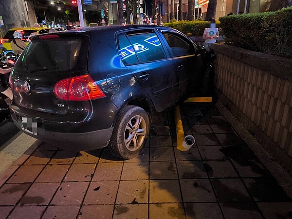 廖姓男子6日晚開車行經新北市中和區中正路突然直衝人行道差點撞進大賣場，幸有花台阻擋，廖男疑身體突不適自撞釀禍，確實發生原因現由警方調查釐清中。圖／聯合報記者王長鼎翻攝