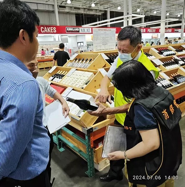 好市多南屯店販售的「鳳梨造型熱帶水果風味利口酒」,有消費者飲用後發現瓶底有20多隻猶如蟑螂的黑色小蟲,台南市法制處消保官及財政稅務局人員6日到好市多台南店查核,該酒品已售罄架上已無產品。圖/台南市法制處提供