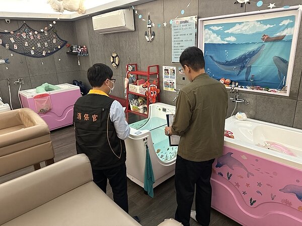 消保官會同體育局等相關局處於新北市轄內寶寶游泳館場所稽查。圖/新北市法制局提供