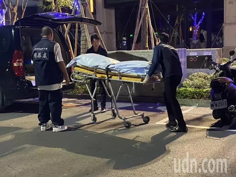 高雄市美術館特區社區大樓昨天下午驚傳凶殺命案，晚間死者遺體從大樓抬出送往殯儀館。記者石秀華／攝影 