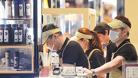 
暑假來臨，許多學生趁這段時間打工，賺取零用錢，也開始接觸理財新課題。圖∕本報資料照片
