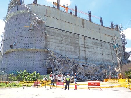 雲林縣斗六市福懋科技公司發生鷹架倒塌意外，造成2死3傷，勞動部職安署、雲林地檢署7日分別派員勘查，進一步釐清事故原因。（張朝欣攝）