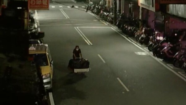 黃男趁深夜時分竊取店家放在屋外待維修冷氣。記者黃子騰/翻攝
