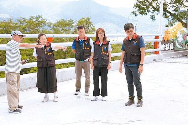 花蓮縣玉里鎮「竹林橋」損壞無法通行,縣府向中央爭取4216萬元原地重建,預計8月完工通車,縣長徐榛蔚(左二)到工地視察進度,求工程人員務必全面檢視橋梁主體結構和設施。圖/花蓮縣政府提供