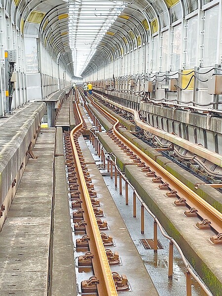 捷運環狀線板新站到中原站因0403花蓮大地震受災嚴重停駛至今,鋼箱梁共出現11處位移,專家評估至少維修需1年時間。圖為環狀線位移情況。圖/新北市捷運局提供