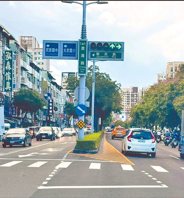 高雄澄清路與覺民路口一處偏心式左轉車道畫設怪異,不僅沒給偏心左轉車道一個車道,反倒是直接從分隔島冒出,讓網友看了相當不解,直轟根本在亂畫。圖/摘自路上觀察學院臉書