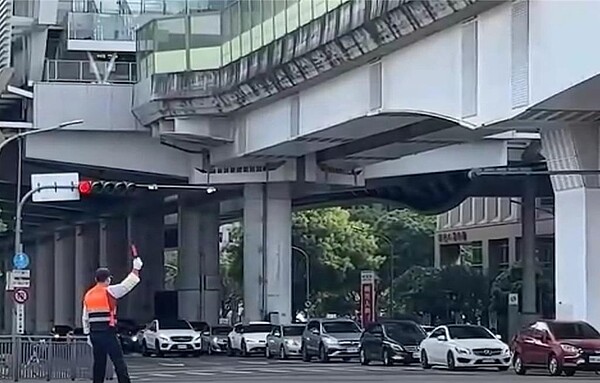 台中市警局交通大隊今年4月起執行「加強交通安全實施計畫」,第一階段4月至6月期間以「台灣大道與三民路口」等5處高肇事路口示範推動防制事故,3個月來,總事故降低幅度達49.37%。圖/台中市交大提供