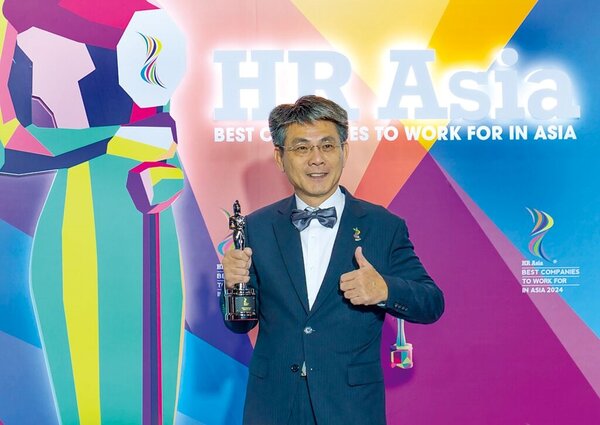 第一銀行榮獲亞洲權威人力資源雜誌《HR Asia》「亞洲最佳企業雇主獎」,由人力資源處處長李建興代表受獎。圖/第一銀行提供