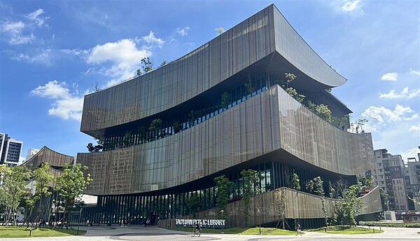 桃園藝文特區坐落於「中正路」上,圖書館、電影院等大型建設集中、加上鄰近國道,備受雙北開車通勤族歡迎。(圖 / 永慶房屋提供)