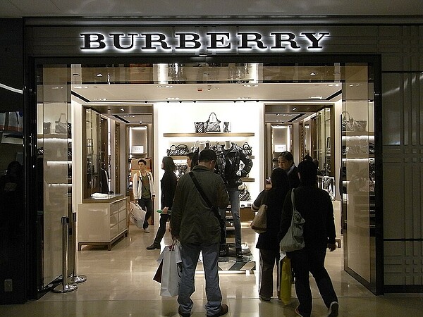 英國精品品牌Burberry傳已內部宣布將裁撤數百人，以挽救直直落的獲利和股價。維基百科