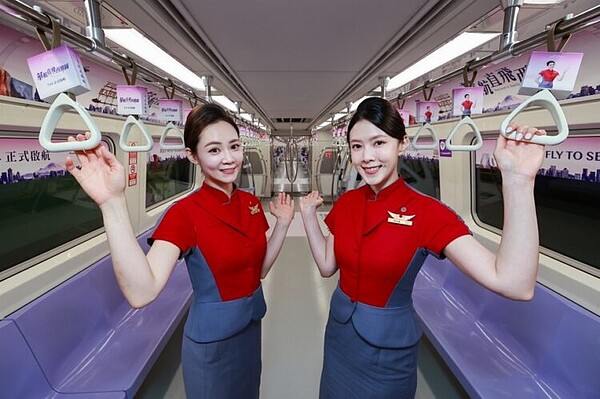 網友讚爆華航不只制服好看,空姐的顏值和服務也都沒話說!(圖/華航提供)