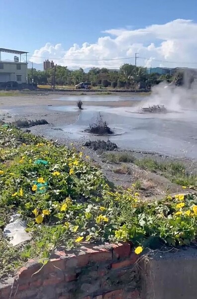 屏東縣萬丹鄉泥火山6日深夜11點噴發至今天上午仍持續噴，灣內村長陳玉意說，這次有兩處共4個孔噴發，好在現在二期稻作休耕，未損及其他農作物，僅水利站可能要清理溝渠。圖／陳玉意提供