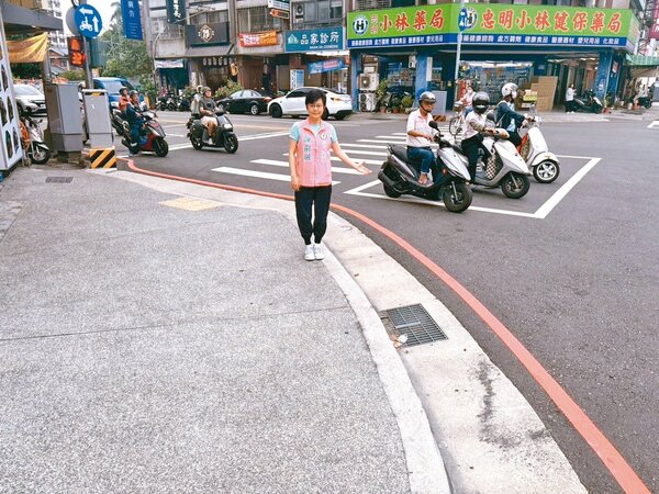 台中市北區西屯路一段及忠明路口車流量極大，未設置行人護欄。圖／陳俞融提供