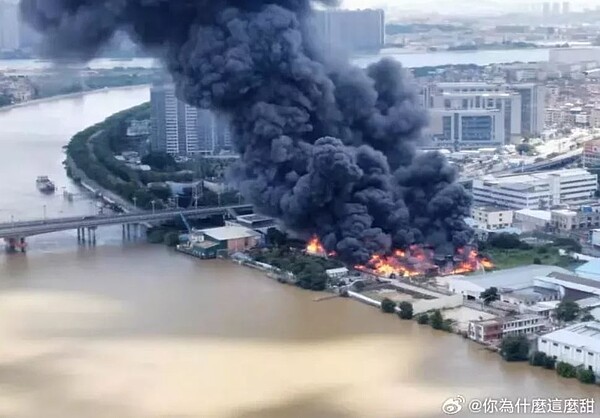 中堂大隊警情通報指，7日11時29分許，東莞市中堂鎮東向工業路東升膠水廠發生火災。起火建築為一空地單層搭建物，主要燃燒物為叔丁醇、矽膠等，無人員傷亡。具體火災原因正在進一步調查中。圖／取自微博