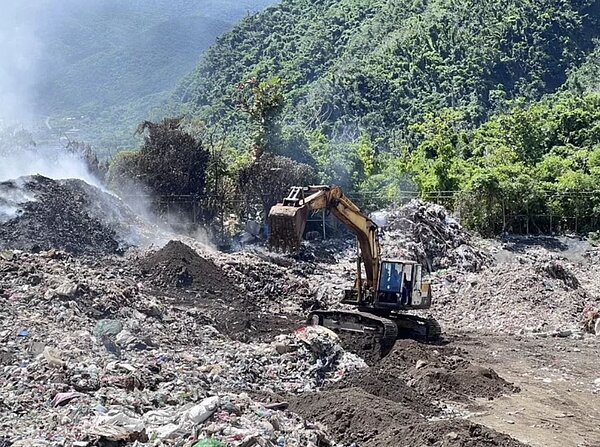 台東縣蘭嶼鄉立垃圾衛生掩埋場從7月4日深夜起火至今,挖土機覆土滅火。圖/蘭嶼鄉公所提供