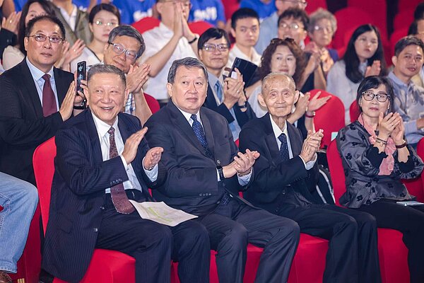 「我家的兩岸故事—南京巡展」嘉賓:前排左起為沈慶京、趙怡、高秉涵。圖/蔡佩蓁提供