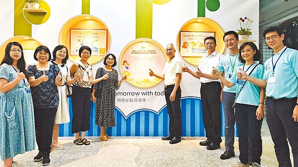 嘉義市政府教育處辦理加置專任照顧人力甄選,處長郭添財(右五)期許團隊提供優質平價教保服務。(嘉市府提供/廖素慧嘉市傳真)