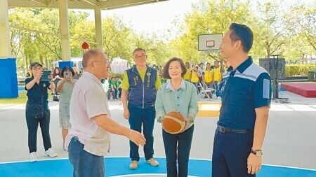 
宜蘭縣羅東運動公園風雨球場8日啟用，宜蘭縣長林姿妙（右二）到場揭幕並開球，由縣議會議長張勝德（右一）、縣議員陳鴻禧（左一）搶球。（吳佩蓉攝）
