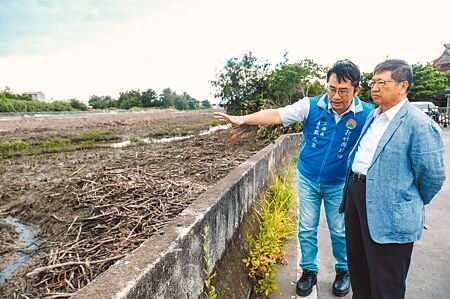 
新竹縣長楊文科（右）勘查牛埔溪河道水筆仔完成疏伐情形，工務處長戴志君（左）說明已向海保署爭取經費辦理中長計畫。（羅浚濱攝）
