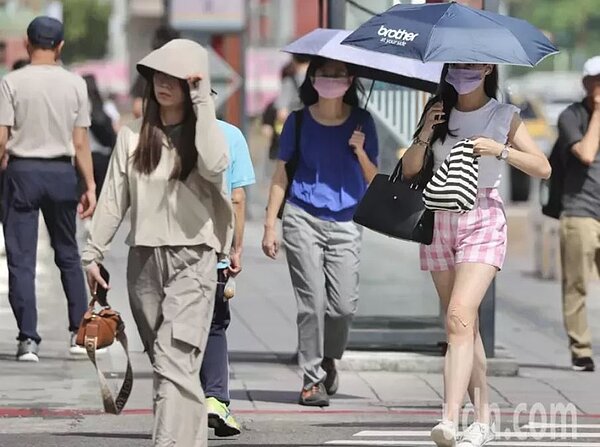 白天高溫炎熱，午後要留意雷陣雨。圖／聯合報系資料照片