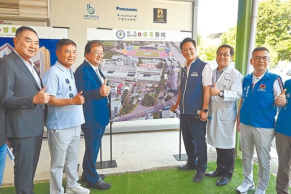 衛生福利部長邱泰源(左三)8日考察苗栗縣醫療機構,縣長鍾東錦(左二)、立委邱鎮軍(右三)等人爭取中央協助,加速推動衛生福利部苗栗醫院急重症醫療大樓、放射腫瘤中心工程案進度。(李京昇攝)
