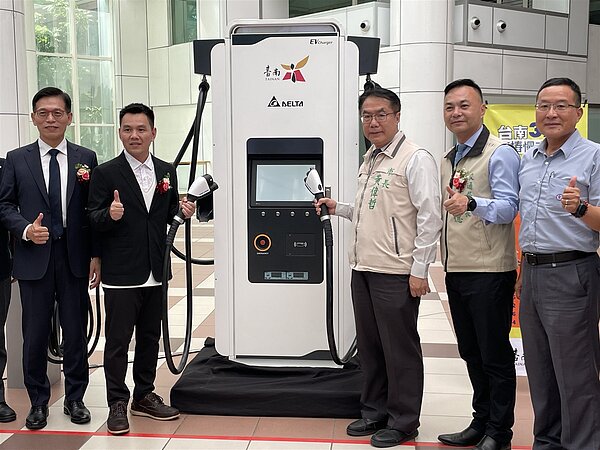 台南市政府向中央爭取補助經費約2.5億，預計今年11月底完成全市37區、202處設置充電樁，達成讓用路人在台南境內20分鐘車程都可充電的目標，且區區都有充電樁。記者萬于甄／攝影