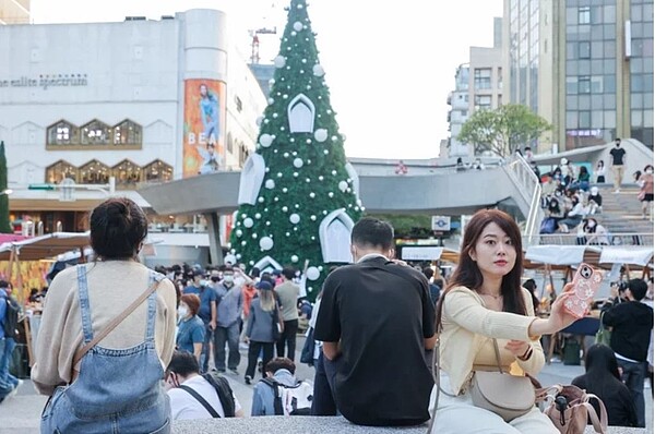 台北中山商圈恐成師大夜市翻版?近期不少商家陸續收到北市府公文,稱違反都市計畫法,要求2個月限改,都發局回應是民眾4月大量檢舉。圖/聯合報系資料照