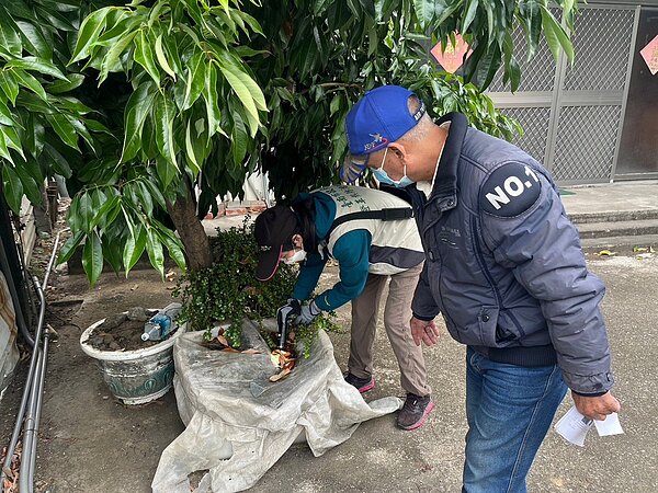 台南市出現第2例確診日本腦炎案例,為一名80多歲男子,經調查其住家周邊有高風險環境因素,衛生局研判恐是在居住附近遭感染,第一時間已派員前往設置捕蚊燈及附近高風險場所進行調查。圖/南市衛生局提供