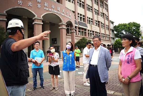 楊文科視察新社國小通學廊道。圖／新竹縣政府提供