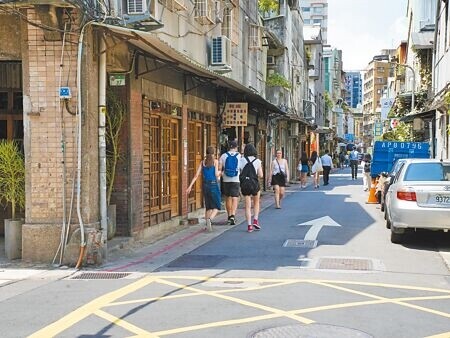 以台北捷運中山站為核心發展的南西心中山商圈、赤峰街商圈,近年成為台北市著名商圈,但近日店家控訴面臨消滅危機。(黃敬文攝)